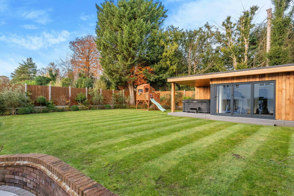 Additional property image - Longaford Way, Hutton Mount, Brentwood, CM13 2LT