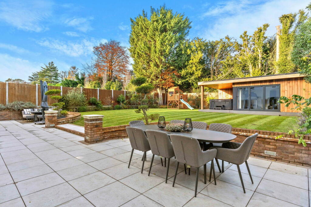 Additional property image - Longaford Way, Hutton Mount, Brentwood, CM13 2LT