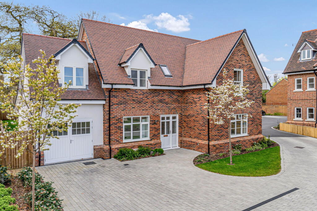 4 bedroom detached house for sale in Redwood Gardens, Writtle ...