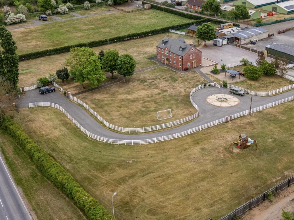 Main image of property: Glen Holt, Gainsborough Road, Girton, Newark, Nottinghamshire