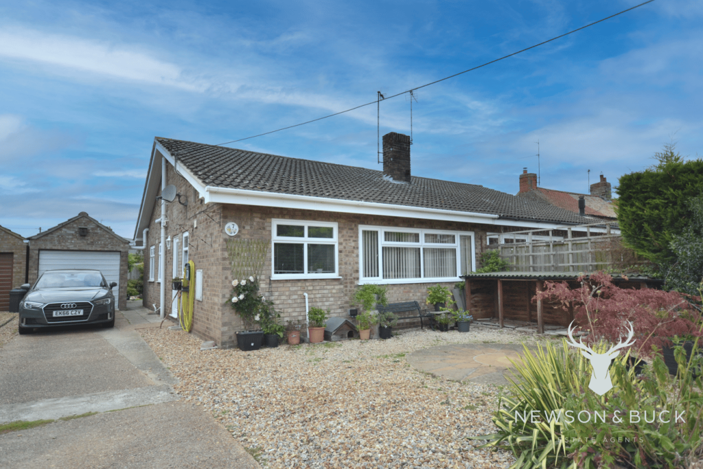 3 bedroom semidetached bungalow for sale in Congham Road, Grimston