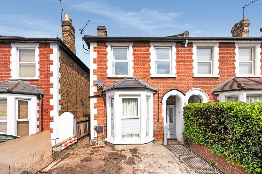 2 bedroom flat for sale in Alexandra Road, London, SW19