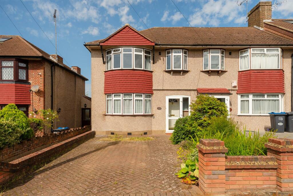 3 bedroom end of terrace house for sale in Hillcross Avenue, Morden, SM4