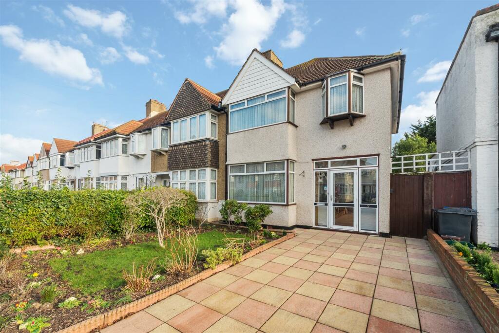 3 bedroom end of terrace house for sale in Windermere Avenue, London, SW19
