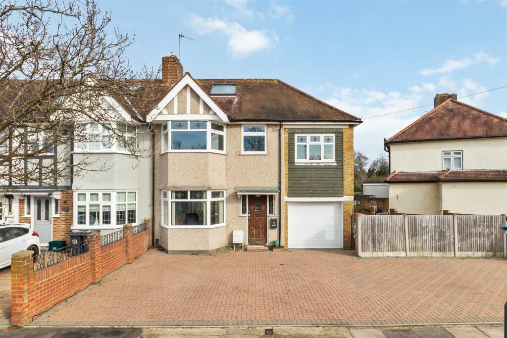 6 bedroom end of terrace house for sale in Rutland Drive, Morden, SM4