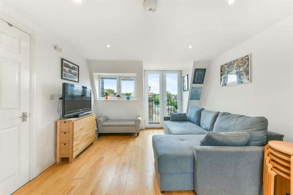 1 bedroom flat for sale in Kingston Road, Raynes Park, SW20