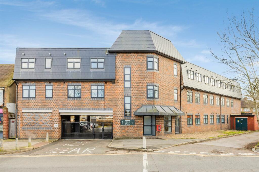 1 bedroom flat for sale in Parkgate House, West Barnes Lane, Motspur