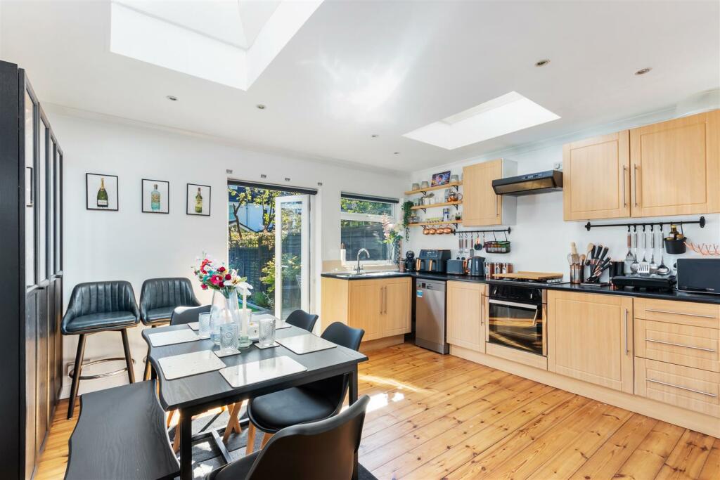 2 bedroom terraced house for sale in Vernon Avenue, Raynes Park, SW20