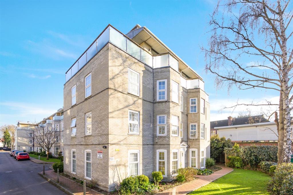 2 bedroom flat for sale in Malden Court, West Barnes Lane, KT3