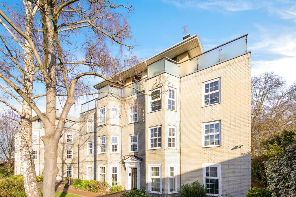 2 bedroom flat for sale in Malden Court, West Barnes Lane, KT3