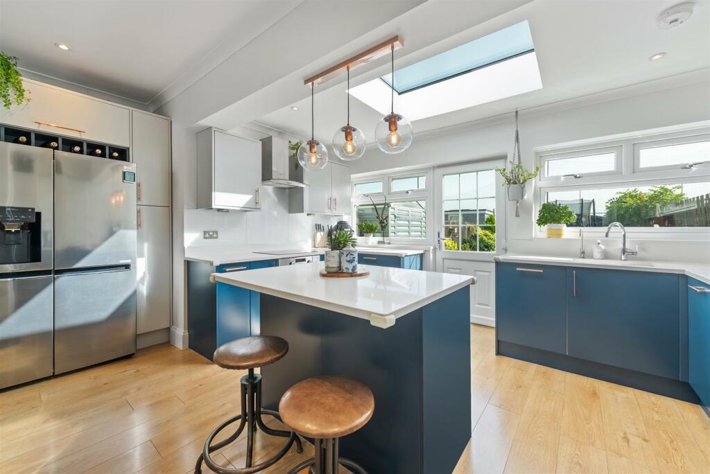 4 bedroom terraced house for sale in Tennyson Avenue, New Malden, KT3