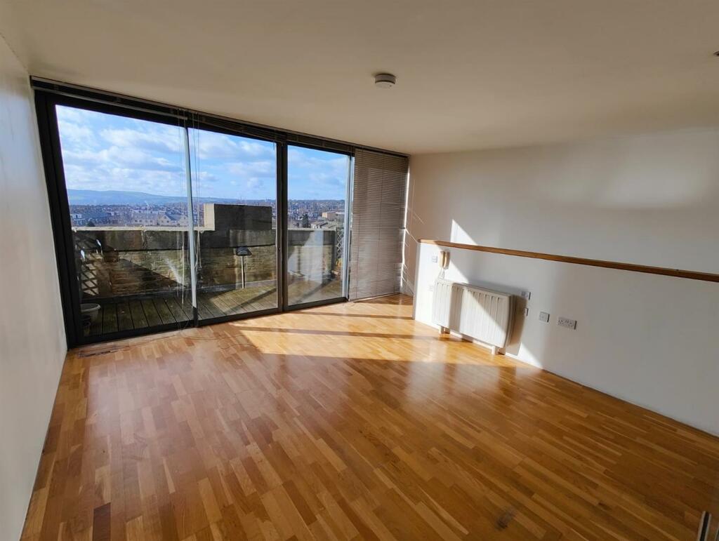 2 bedroom flat for rent in Lilycroft Road, Bradford, BD9