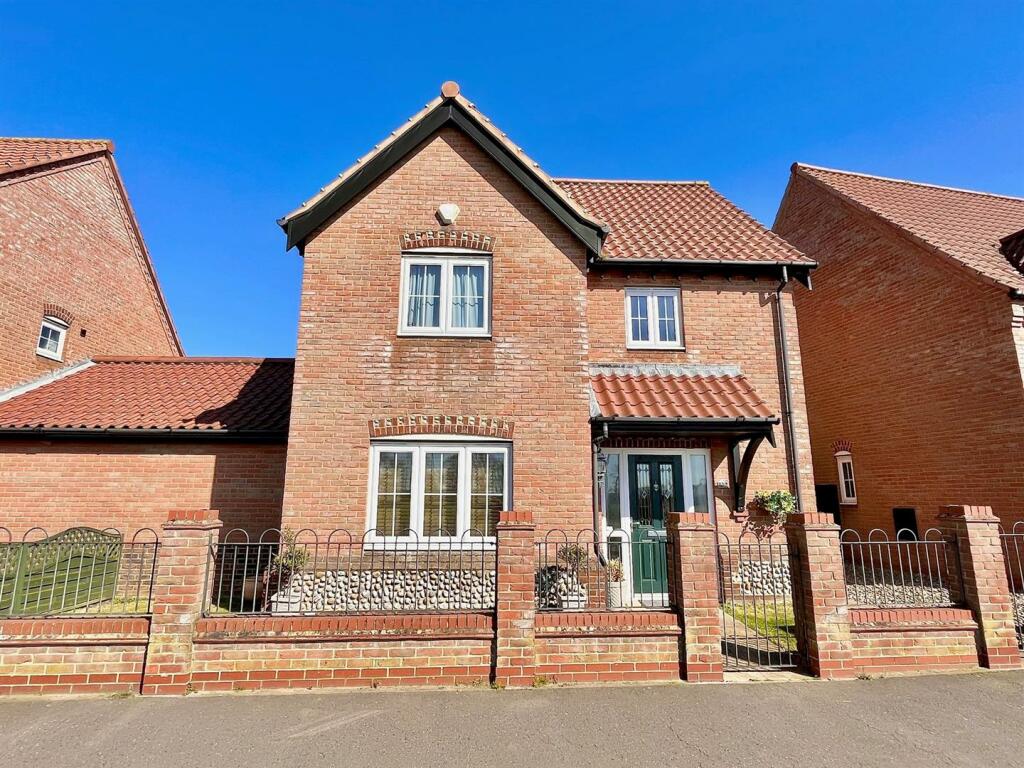 3 bedroom detached house for sale in Hemsby, NR29