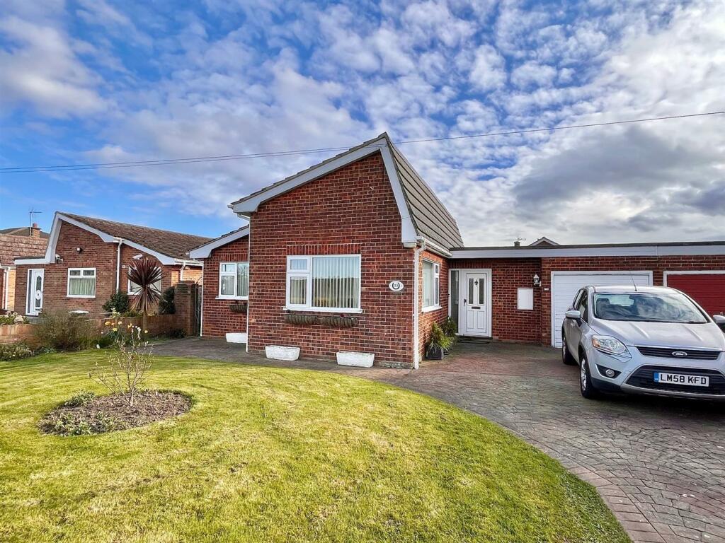 3 bedroom semidetached bungalow for sale in Martham Road, Hemsby, NR29