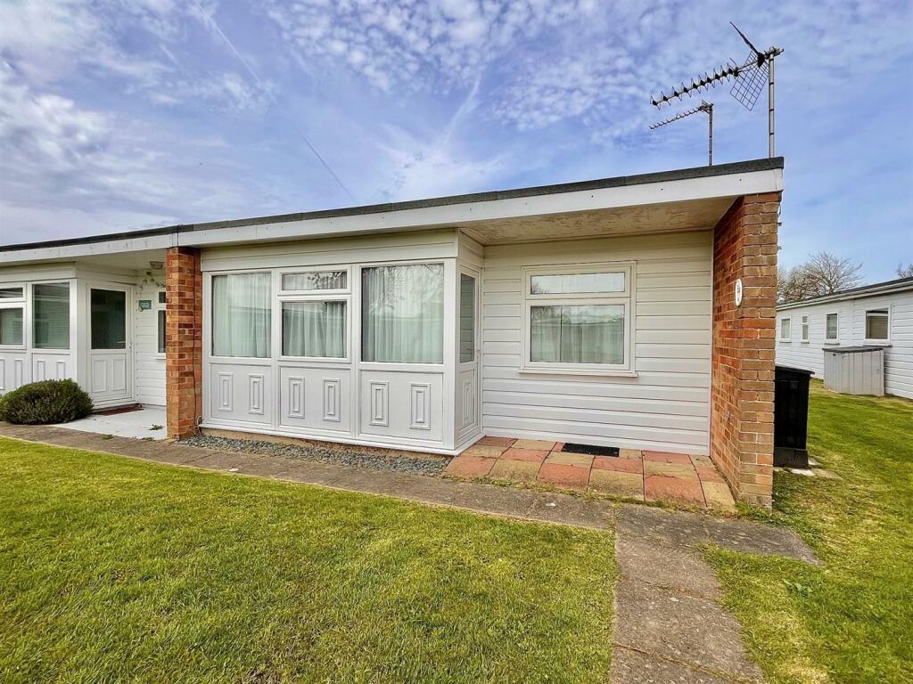 2 bedroom chalet for sale in Beach Road, Scratby, NR29