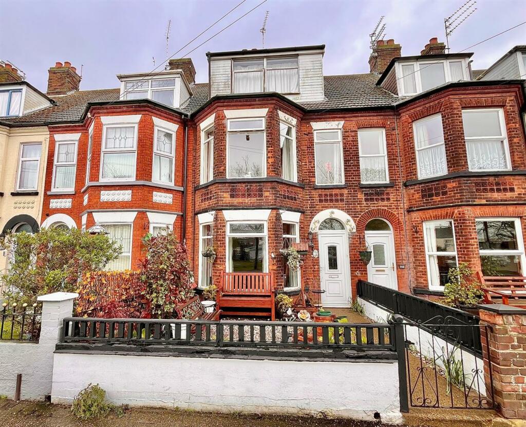5 bedroom terraced house for sale in North Denes Road, Great Yarmouth, NR30