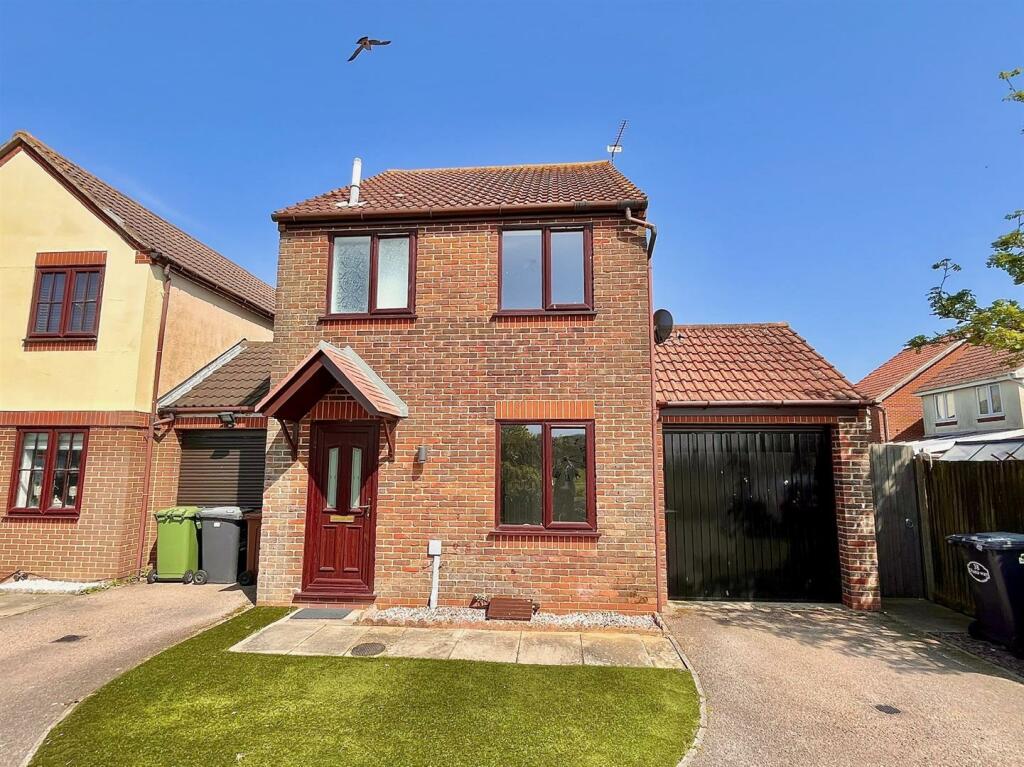 3 bedroom link detached house for sale in Diana Way, CaisterOnSea, NR30