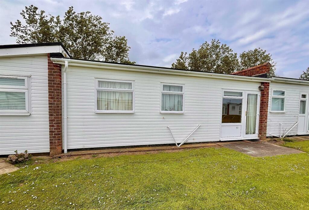 2 bedroom chalet for sale in Edward Road, WintertonOnSea, NR29