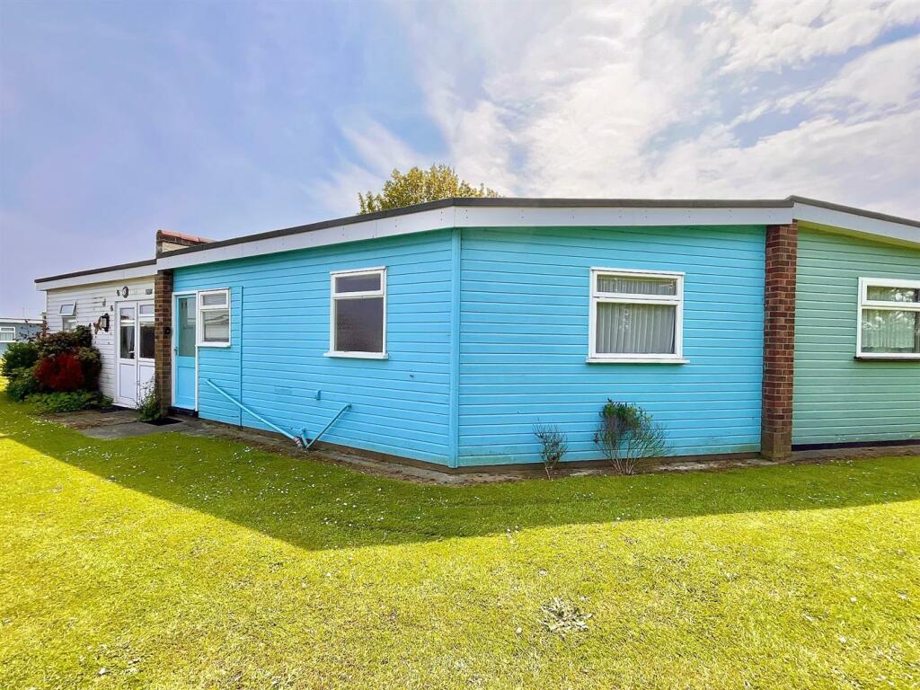 2 bedroom chalet for sale in Edward Road, WintertonOnSea, NR29
