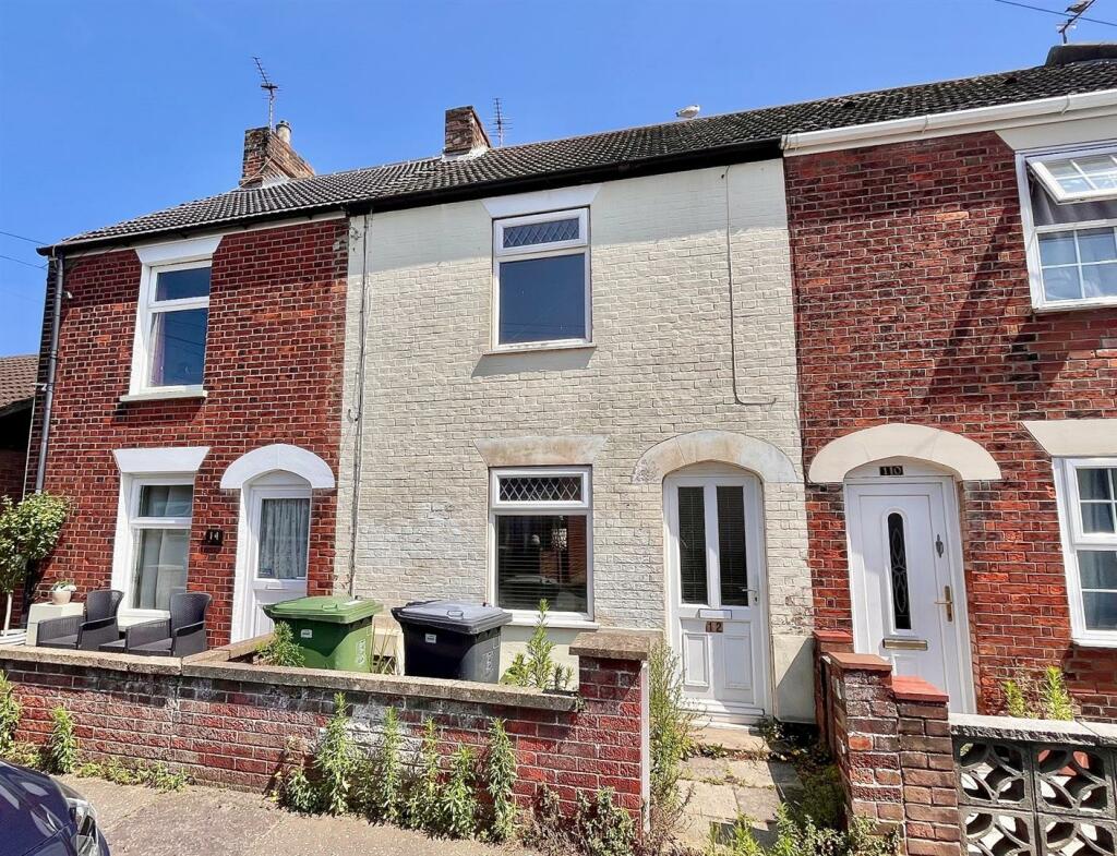 2 bedroom terraced house for sale in Victoria Street, CaisterOnSea, NR30