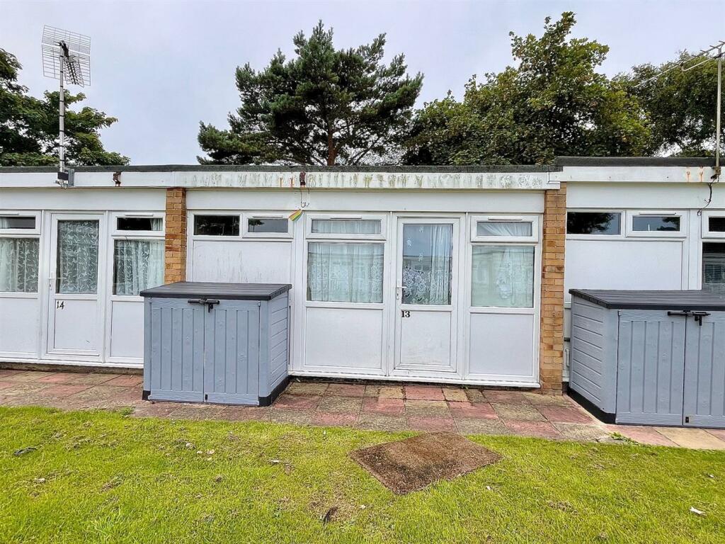 2 Bedroom Chalet For Sale In Beach Road Hemsby Nr29