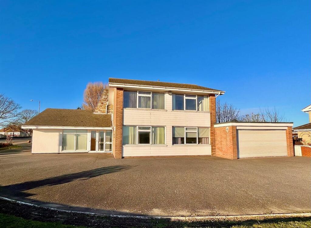 4 bedroom house for sale in North Drive, Great Yarmouth, NR30