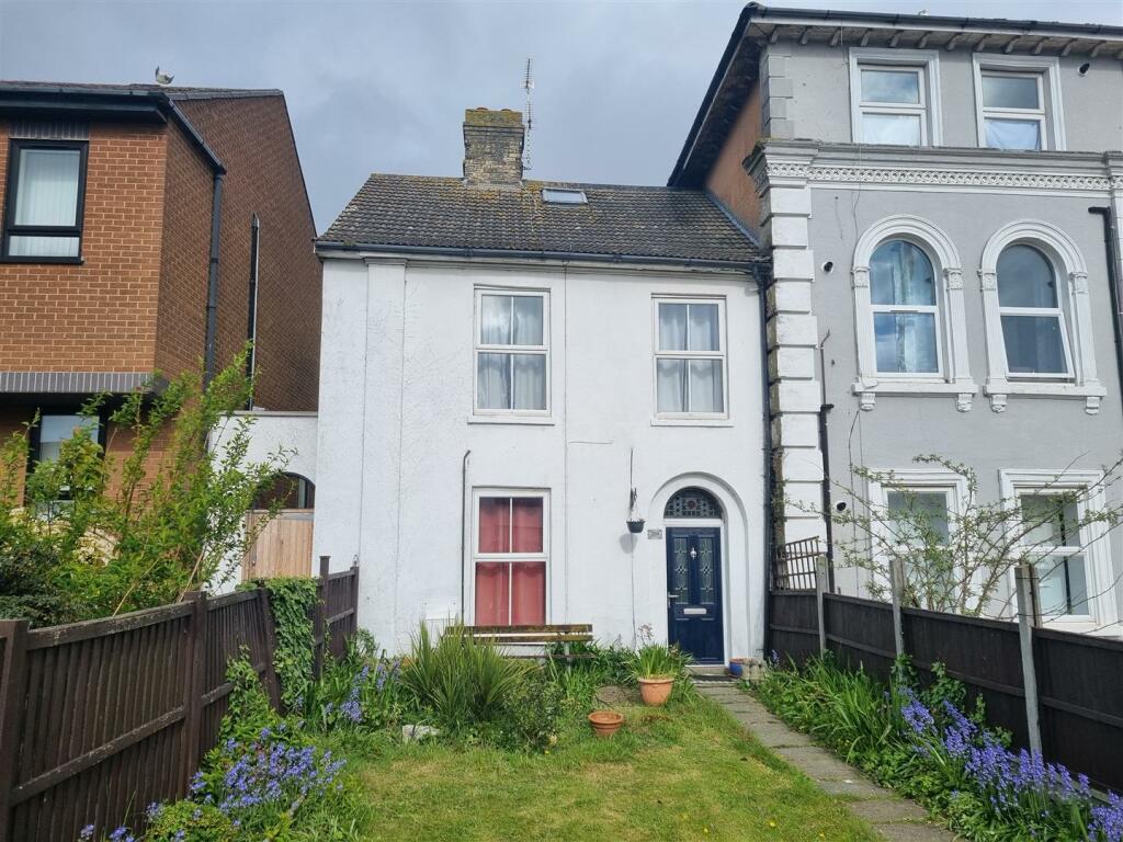 5 bedroom end of terrace house for sale in Southtown Road, Great
