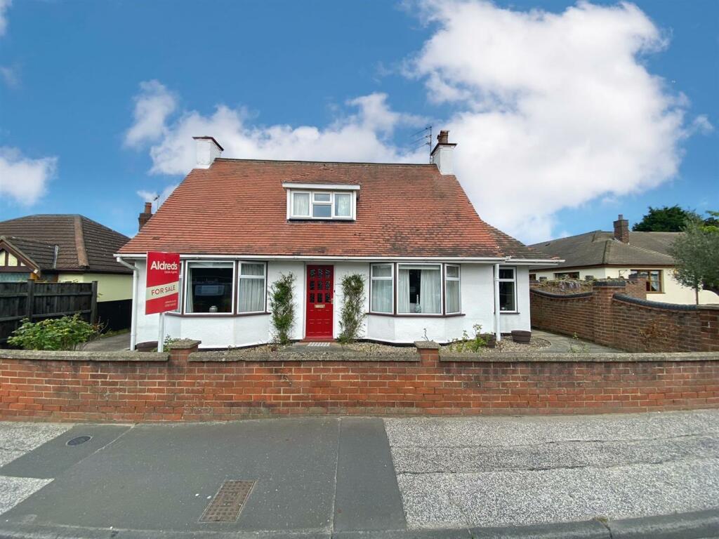 3 bedroom detached bungalow for sale in Normanston Drive, Oulton Broad