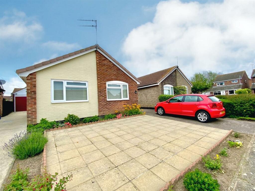 2 bedroom detached bungalow for sale in Tudor Walk, Carlton Colville