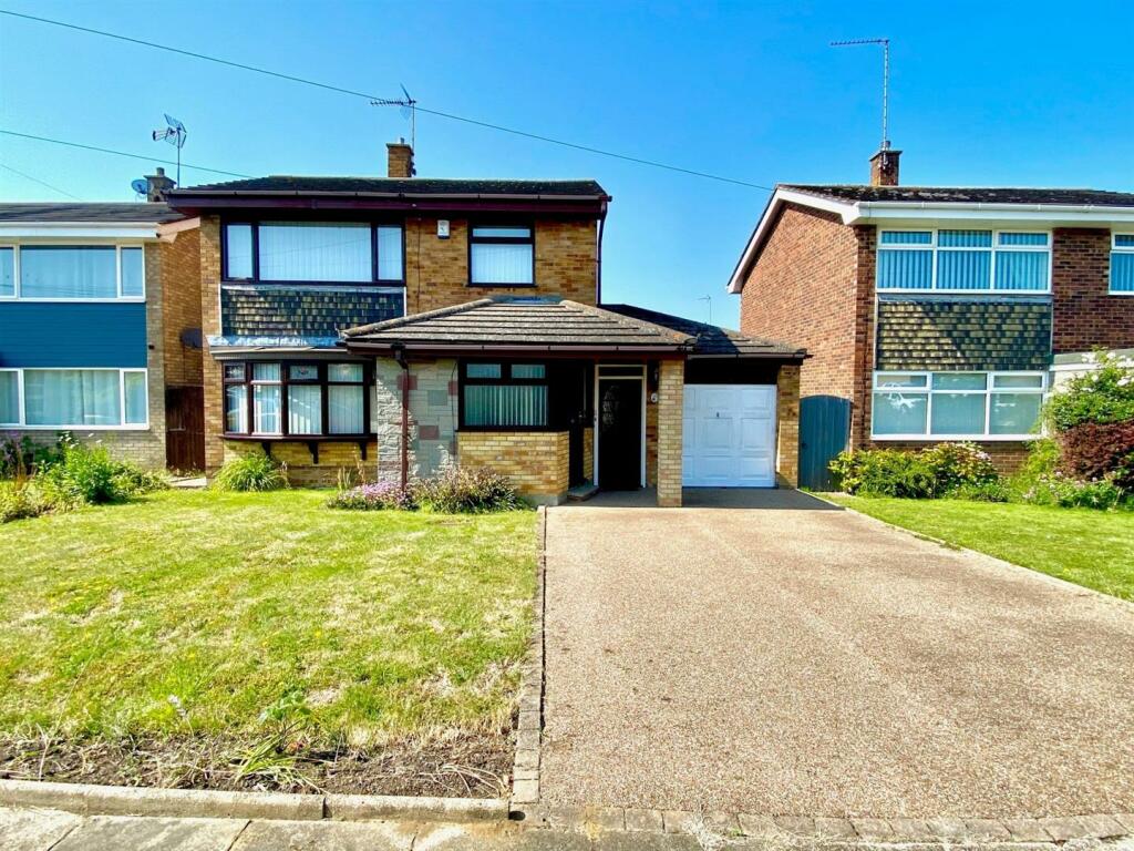 3 bedroom detached house for sale in Claydon Drive, Oulton Broad