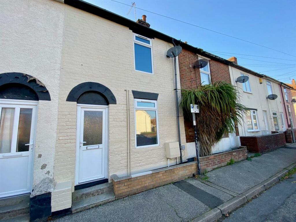 3 bedroom terraced house for sale in Clapham Road North, Lowestoft