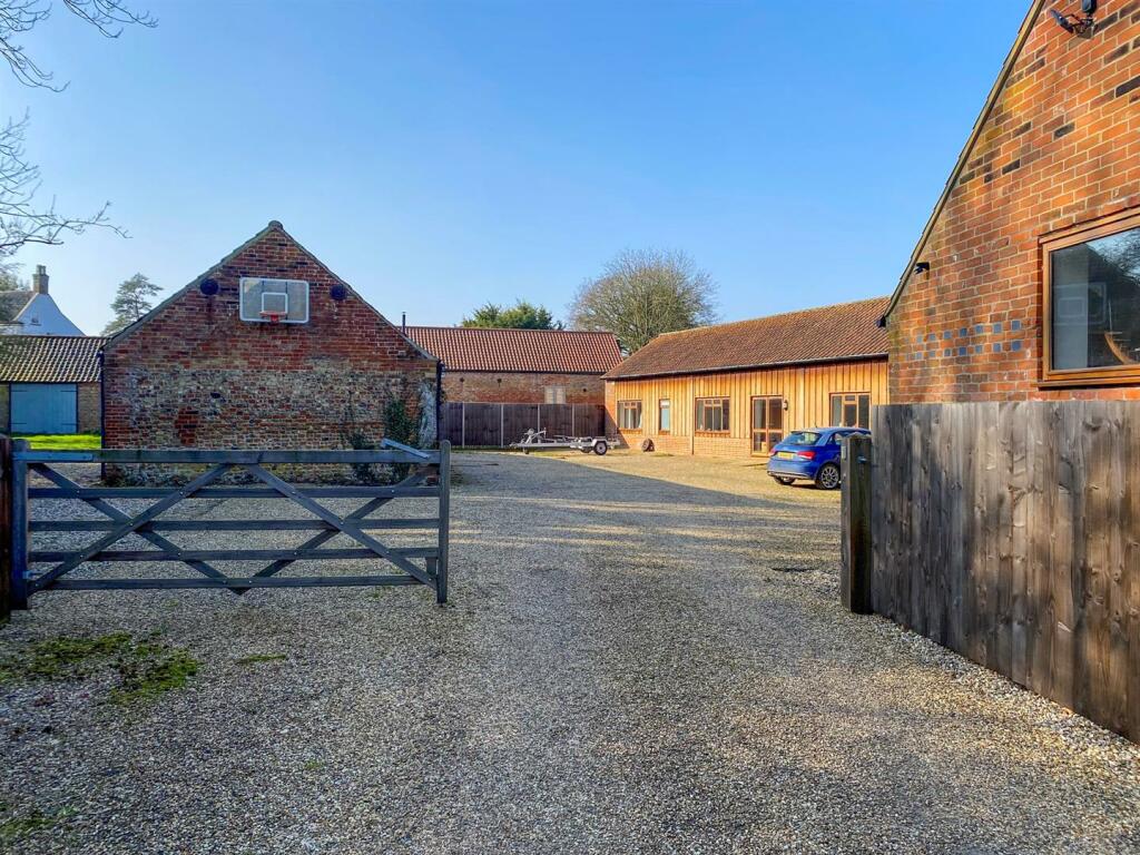 4 bedroom detached house for rent in The Street, Dilham, North Walsham