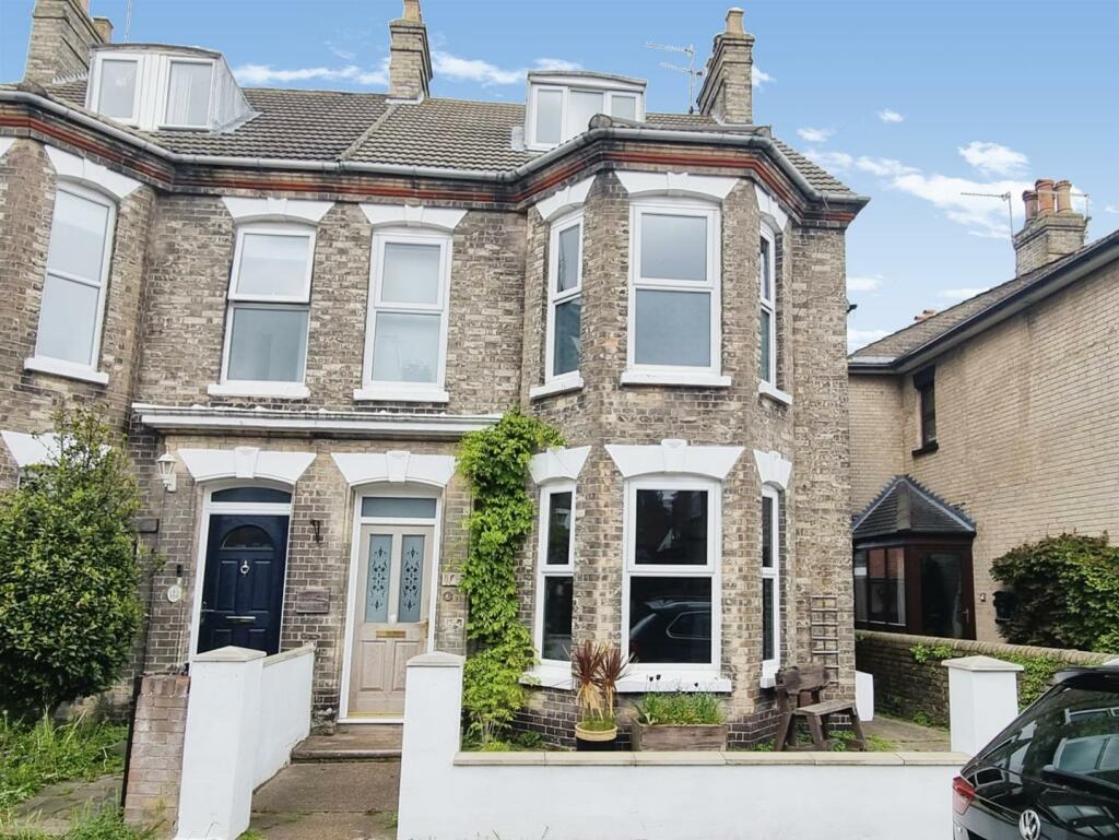 6 bedroom semidetached house for sale in Upper Cliff Road, Gorleston, NR31