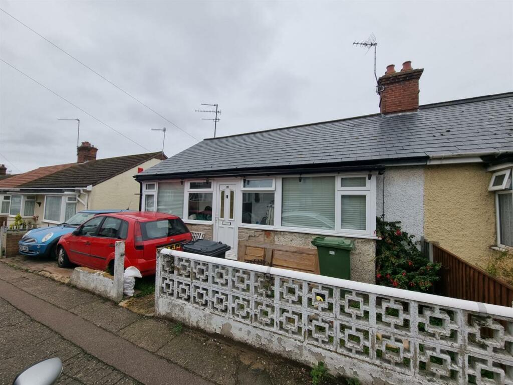 3 bedroom semidetached bungalow for sale in Colomb Road, Gorleston, NR31