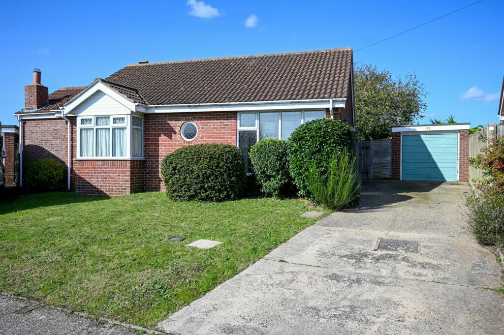 2 bedroom detached bungalow for sale in Flowerday Close, Hopton, Great