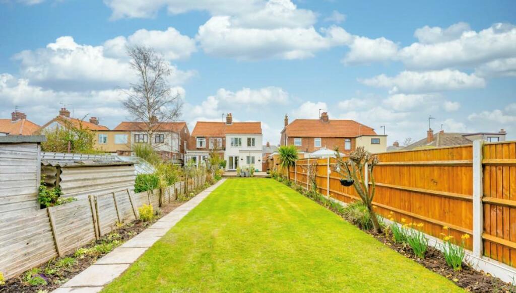 3 bedroom semidetached house for sale in GorlestononSea, NR31