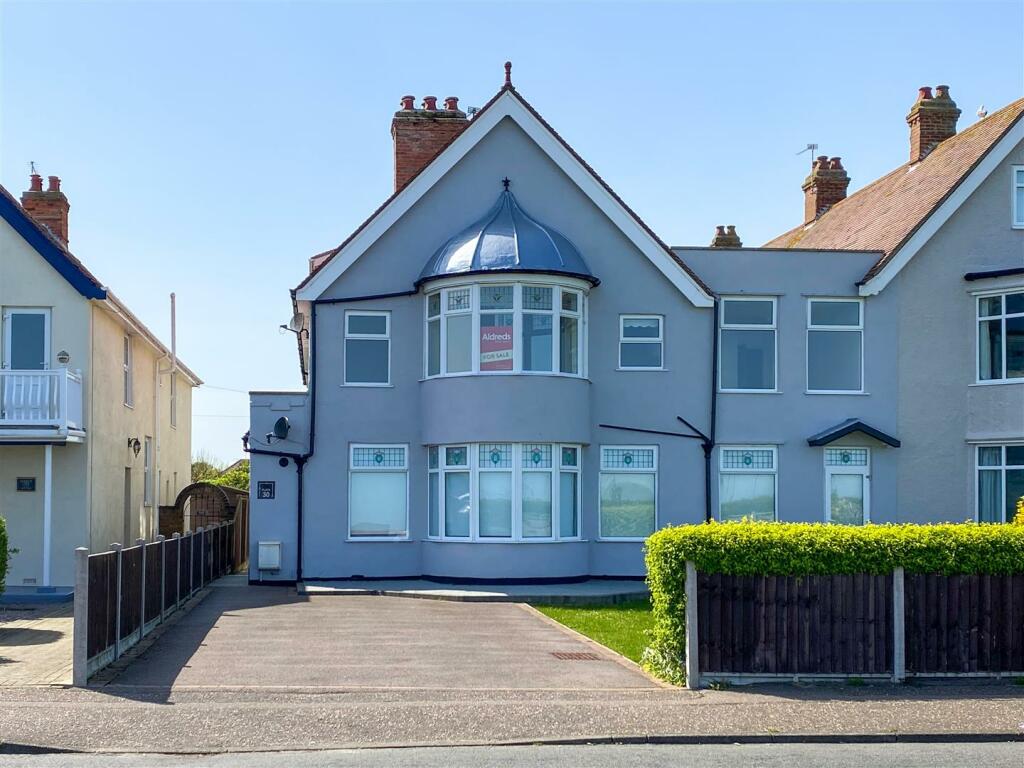 2 bedroom flat for sale in Marine Parade, Gorleston,, NR31