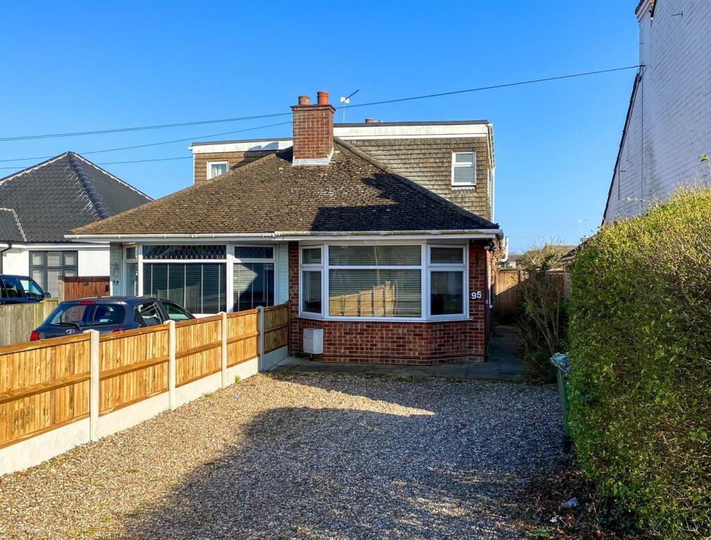 3 bedroom semidetached house for sale in Beccles Road, Gorleston, NR31