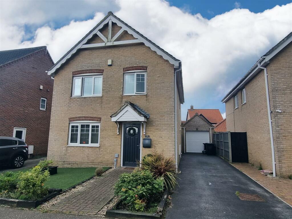 4 bedroom detached house for sale in Lumsden Close, Bradwell, NR31