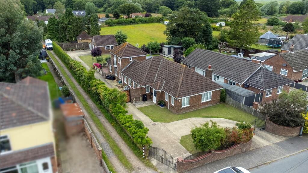 3 bedroom detached house for sale in Station Road North, Belton, Great