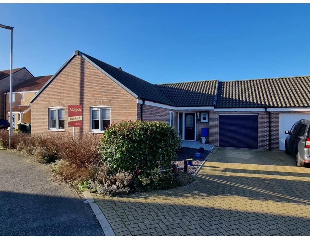 3 bedroom detached bungalow for sale in Darnell Close, Bradwell, NR31
