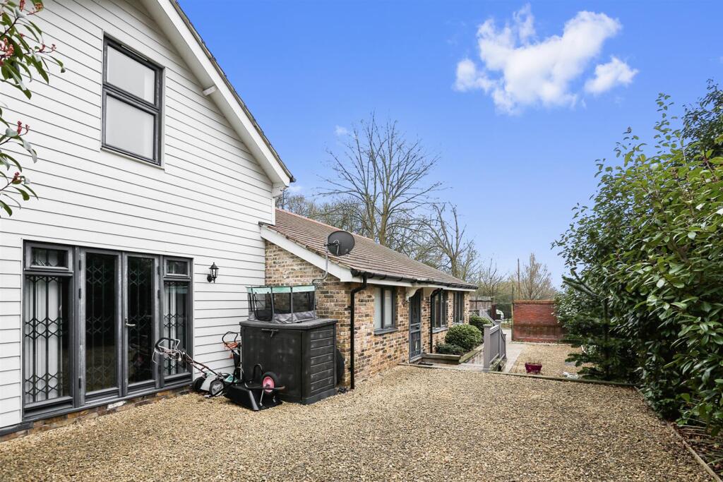 Main image of property: Lingmere Close, Chigwell