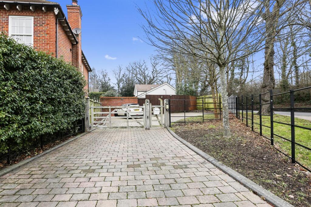 Main image of property: Lingmere Close, Chigwell