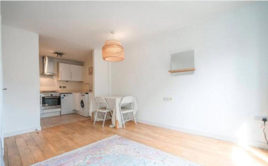 Main image of property: Flat 1, 43 Colney Hatch Lane, London, N10 1LJ