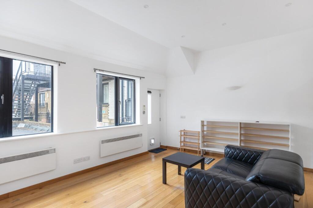 Main image of property: The Pavement, 
Clapham Common, SW4