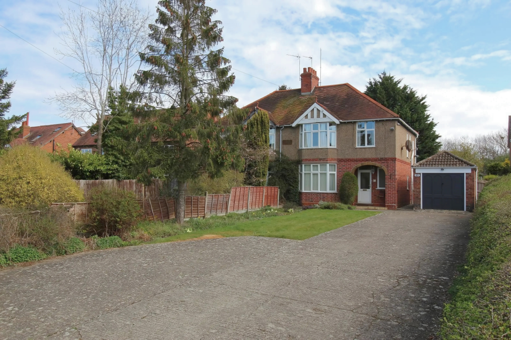 Main image of property: Banbury Road, Southam, CV47 1HJ