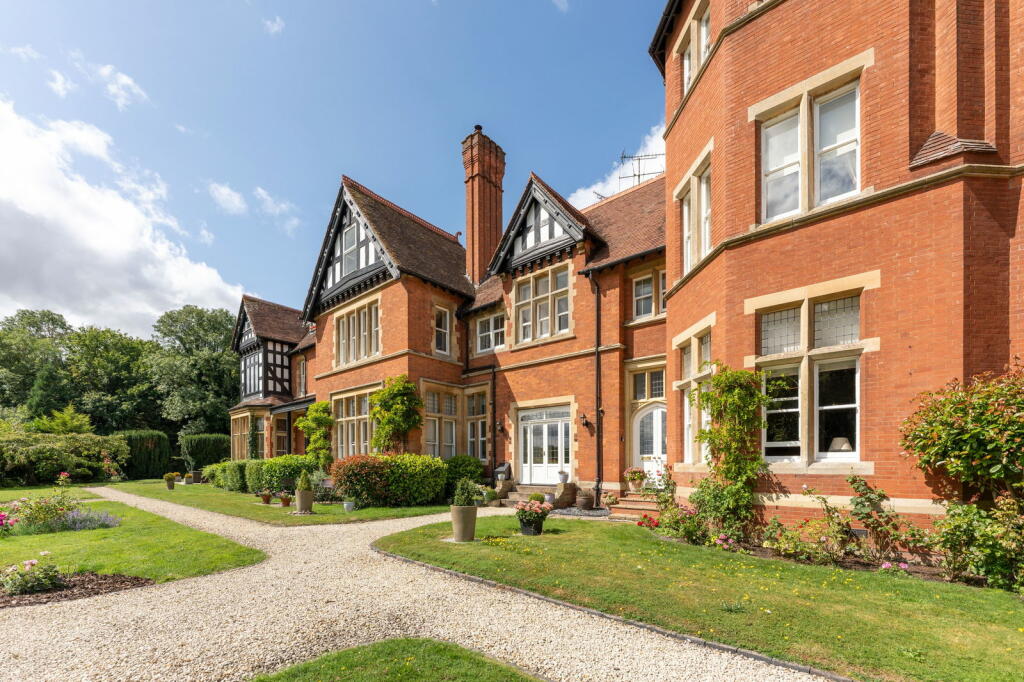 Main image of property: Grafton Court, Temple Grafton B49 6NY