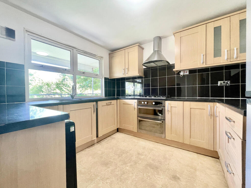Main image of property: Arrow Close, Luton, LU3