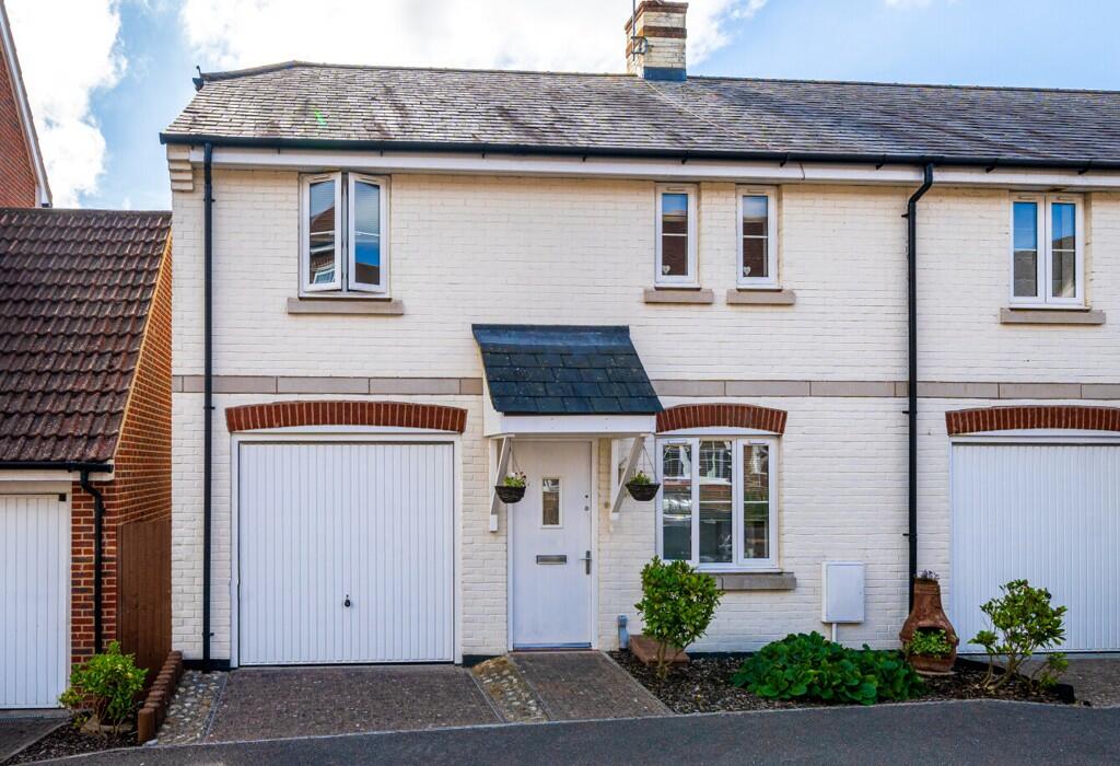 4 bedroom end of terrace house for sale in Harwood Close, Codmore Hill