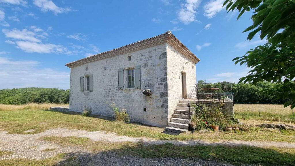 Main image of property: 82190 touffailles
